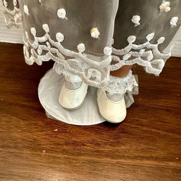 Collectible Memories Genuine Porcelain Doll Oprah African American 17" Girl Lace - Picture 4 of 7